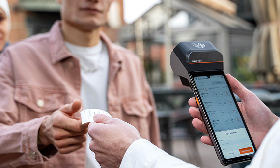Mobilny terminal POS – kiedy warto wybrać przenośny system sprzedaży?